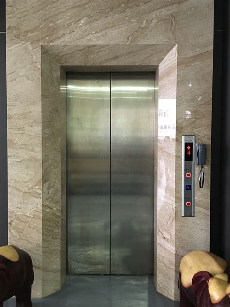 大門面對電梯 鋪地磚方向